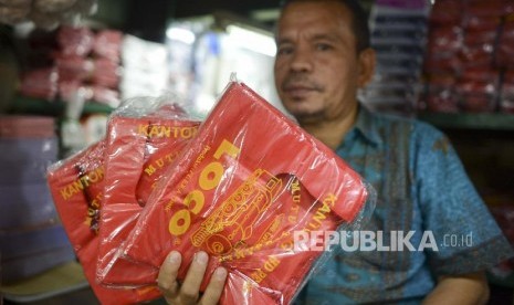 Pedagang menunjukkan kantong plastik di Pasar Senen, Jakarta, Rabu (3/7/2019). Menteri Keuangan Sri Mulyani mengusulkan pemungutan cukai terhadap kantong plastik sebesar Rp 200 per lembar atau Rp 30.000 per kilogram mulai tahun ini. 