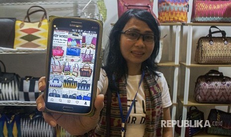 Pedagang menunjukkan sejumlah produk yang dijual secara daring di Bandung, Jawa Barat, Rabu (31/10/18).  Menurut data PPRO Payment dan E-Commerce Report tahun 2018, Indonesia merupakan negara dengan pertumbuhan E-Commerce nomor satu tertinggi di dunia.