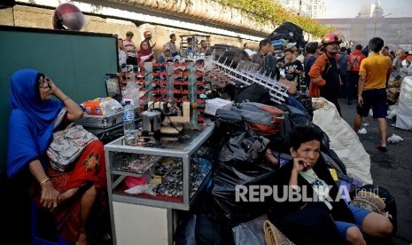  Pedagang menyelamatkan barang-barangnya dari lokasi Blok I dan Blok II Pasar Senen yang terbakar di Jakarta, Kamis (19/1).