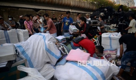  Pedagang menyelamatkan barang-barangnya dari lokasi Blok I dan Blok II Pasar Senen yang terbakar di Jakarta, Kamis (19/1).