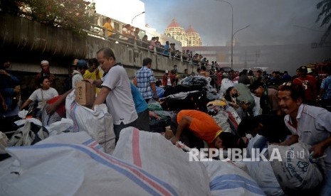  Pedagang menyelamatkan barang-barangnya dari lokasi Blok I dan Blok II Pasar Senen yang terbakar di Jakarta, Kamis (19/1).