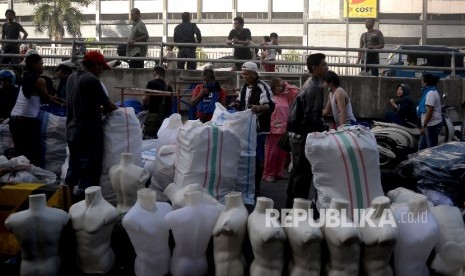  Pedagang menyelamatkan barang-barangnya dari lokasi Blok I dan Blok II Pasar Senen yang terbakar di Jakarta, Kamis (19/1). 