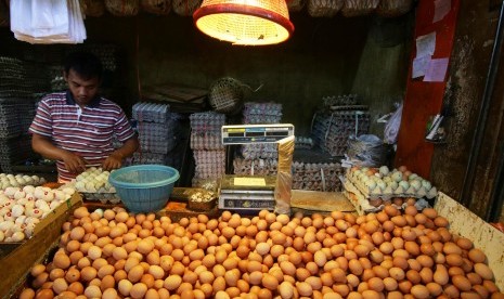 Pedagang menyiapkan telur di Pasar Kebayoran Lama, Jakarta, Kamis (2/5).