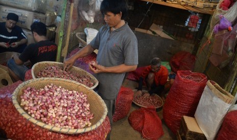 Pedagang menjual bawang merah (ilustrasi(