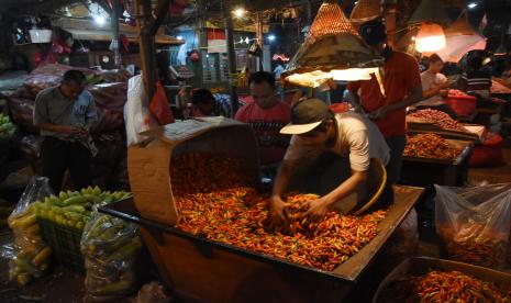 Pedagang menyortir cabai rawit di Pasar Induk Kramat Jati, Jakarta.