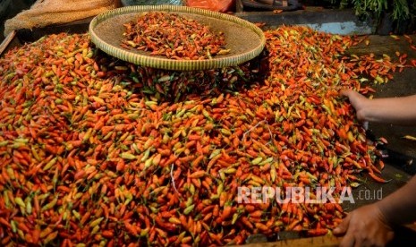 Pedagang menyortir cabai rawit di Pasar Senen, Jakarta, Ahad (13/3).