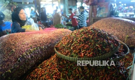 Pedagang menyortir cabai rawit di Pasar Senen, Jakarta, Ahad (13/3).