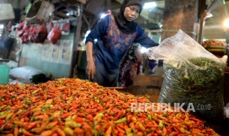 Pedagang menyortir cabai rawit di Pasar Senen, Jakarta, Ahad (13/3). 