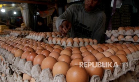 Pedagang menyusun telur di salah satu pasar tradisional (Ilustrasi).