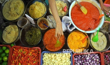  Pedagang meracik bumbu masakan jadi berbahan baku cabai di Pasar Senen, Jakarta.