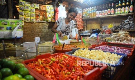  Pedagang meracik bumbu masakan jadi berbahan baku cabai di Pasar Senen, Jakarta, Ahad (8/1).