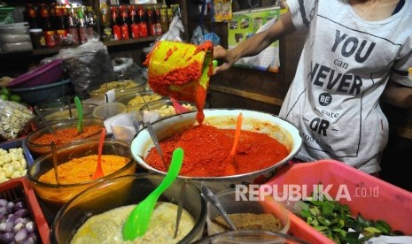  Pedagang meracik bumbu masakan jadi berbahan baku cabai di Pasar Senen, Jakarta, Ahad (8/1).