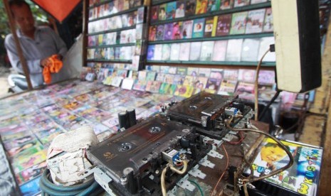  Pedagang merapihkan kaset bekas yang dijual di Pasar Lama Tangerang, Banten, Kamis (7/11).  (Antara/Rivan Awal Lingga)