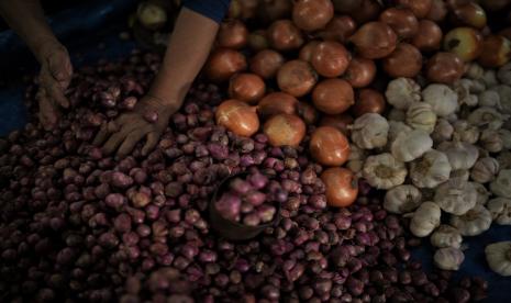 Pedagang merapikan bawang merah jualannya di Pasar Mandonga, Kendari, Sulawesi Tenggara, Senin (27/6/2022). Pemerintah Kota Kendari Kendari, Sulawesi Tenggara (Sultra), bersama Komisi Pengawasan Persaingan Usaha (KPPU) melakukan pantauan terkait kebutuhan dan harga bahan pokok di sejumlah pasaran di daerah itu.