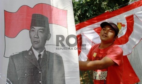 Pedagang merapikan dagangan bendera di kawasan Tebet, Jakarta, Kamis (7/8). (Republika/ Yasin Habibi)