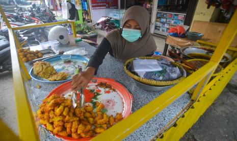 Pedagang merapikan pergedel jagung jualannya di Pasar Padangpanjang, Sumatera Barat. Kabag Perekonomian dan SDA Setdako Padang Panjang, Putra Dewangga, mengatakan ada 13 komoditas pangan mengalami penurunan harga pada pekan pertama Agustus 2022 ini di Kota Padang Panjang. Putra menyebut pada pekan pertama ini tidak ada satupun komoditi pangan yang mengalami kenaikan harga.