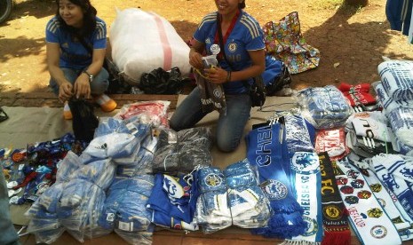 pedagang merchandise chelsea