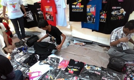 Pedagang merchandise ramaikan jelang konser Bon Jovi di Stadion Gelora Bung Karno, Senayan, Jakarta