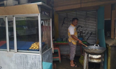 Pedagang mulai berjualan di Pantai di tepi jalan Anyer, Rabu (26/12). 