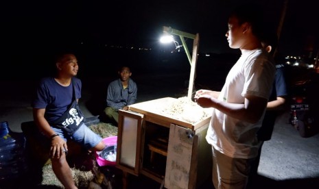 Pedagang mulai berjualan di sebagain Pantai Talise, Palu, Sulawesi Tengah (Sulteng), Senin (29/10).