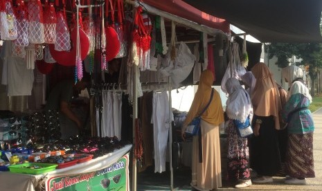 Pedagang musiman di Asrama Haji Pondok Gede, Jakarta Timur. Mereka menyediakan berbagai perlengkapan haji.