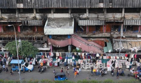 Pasar Senen menjadi salah satu pasar yang menjadi sasaran amuk massa pada peristiwa Malari 1974.