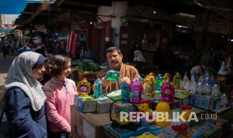 Nostalgia Pasar Bersejarah 'Zawiya' di Kota Gaza. Foto: Pedagang Palestina memajang lentera Ramadhan untuk dijual menjelang bulan suci Ramadhan di Kota Gaza, Rabu (22/4). 