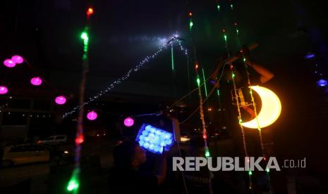 Pedagang Palestina menghiasi kiosnya dengan lampu berwarna untuk dijual menjelang bulan suci Ramadhan di Kota Nablus, Kamis (23/4). Umat Muslim di seluruh dunia bersiap untuk merayakan bulan suci Ramadhan dengan berdoa pada malam hari dan tidak makan, minum, dan melakukan hubungan seksual selama matahari terbit hingga terbenam. Ramadhan adalah bulan kesembilan dalam kalender Islam dan diyakini bahwa wahyu ayat pertama dalam Quran saat 10 malam terakhir. 