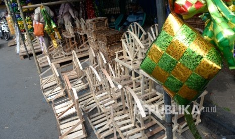  Pedagang parcel lebaran menggelar dagangan di tepi jalan Kawasan Cikini, Jakarta Pusat, Rabu (15/6). (Republika/ Wihdan)