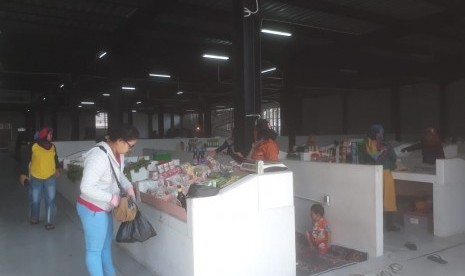 Pedagang Pasar Ikan Modern di Soreang mengeluhkan sepinya pengunjung. Akibatnya, biaya operasional perbulan belum tertutupi, Jumat (6/9). Baru sebagian pedagang yang menempati tempat di Pasar Ikan Modern. 