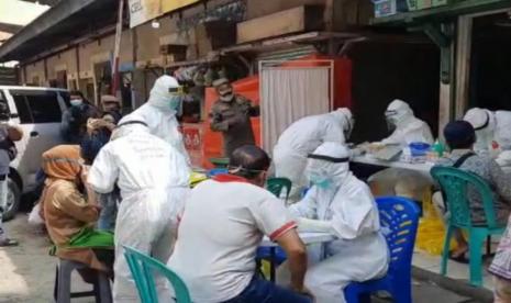 Pedagang pasar klender menjalani rapid test.