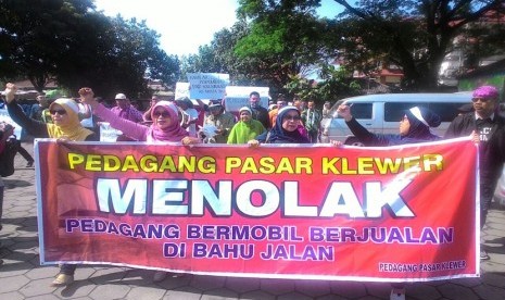 Pedagang Pasar Klewer melakukan aksi unjukrasa menolak keberadaan pedagang yang menjual dagangannya di dalam mobil. Aksi ydilakukan di sekitar Alun-alun Keraton Kasunanan Surakarta pada Senin (27/2).