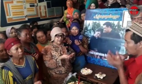 Pedagang pasar Legi, Solo menggelar tasyakuran jelang pernikahan putri Presiden Joko Widodo, Kahiyang Ayu dengan Muhammad Bobby Afif Nasution.