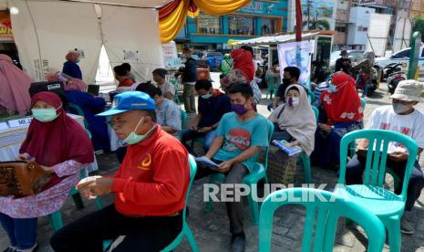 Pedagang pasar mengantre untuk mengikuti vaksinasi dosis pertama di Pasar Tradisional Bambu Kuning, Bandar Lampung, Lampung, Kamis (8/4/2021). Pedagang pasar di Bandar Lampung mulai mendapatkan vaksin dosis pertama guna menangkal penyebaran COVID-19 di pasar tradisional yang sering terjadi kerumunan saat bertransaksi. 