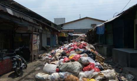 Pedagang Pasar Sayati mengeluhkan sampah menumpuk yang tidak sudah lama tidak diangkut. Beberapa kios terpaksa tutup dan tidak berjualan, Rabu (3/10).