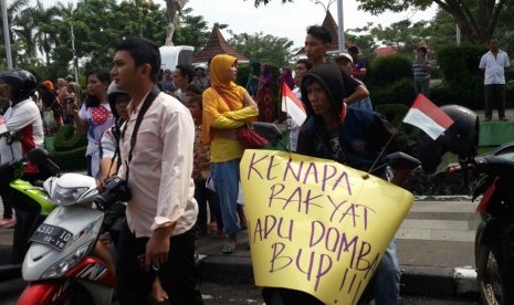 Pedagang Pasar Sumber berdemo di kantor bupati Cirebon, Kamis (21/4). Mereka menolak dipindahkan ke lokasi pasar yang baru.