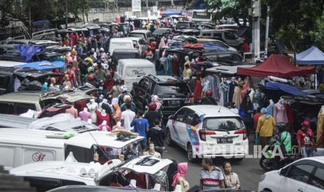 Pedagang Pasar Tasik menggunakan mobil mereka untuk sarana berjualan di bahu Jalan Jati Bunder, Tanah Abang, Jakarta, Senin (9/4).