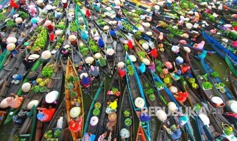 Pedagang Pasar Terapung mengikuti Festival Pasar Terapung Lok Baintan 2018 di Desa Lok Baintan, Kabupaten Banjar, Kalimantan Selatan, Ahad (02/12/2018).