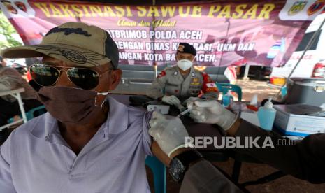 Pedagang pasar tradisional mendapat vaksin COVID-19 Sinovac saat vaksinasi sawue pasar di Banda Aceh (ilustrasi). 