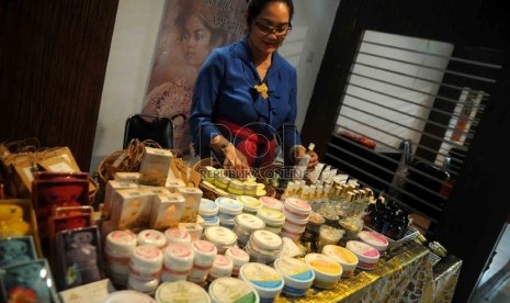 Pedagang produk kecantikan menata barang dagangannya dalam pameran produk kosmetik dan herbal di Kementerian Perindustrian, Jakarta, Rabu (2/9).