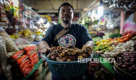 Pedagang rempah-rempah memperlihatkan jahe di Pasar Mayestik, Kebayoran Baru, Jakarta, Senin (9/3). Sejumlah harga rempah - rempah yang dinilai mampu menangkal virus Covid-19 mengalami kenaikan harga, seperti jahe merah yang mencapai Rp.100.000 hingga Rp.120.000 per kilogram dari harga Rp.60.000 per kilogram sedangkan untuk temulawak sebesar Rp.70.000 dari harga Rp. 30.000 per kilogram. (Republika/Thoudy Badai)