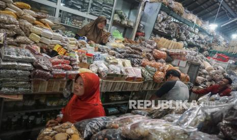 Pemerintah Diminta Jamin Stok dan Stabilitas Harga Pangan. FOto: Pedagang rempah-rempah menunggu pembeli di Pasar Gede, Solo, Jawa Tengah, Jumat (6/3/2020). 