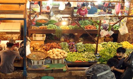 Pedagang sayur mayur menunggu pembeli di Pasar Cibinong, Kabupaten Bogor, Jawa Barat, Senin (1/11). Kementerian Pertanian (Kementan) memastikan ketersediaan pangan saat perayaan Natal dan Tahun Baru 2022 aman dan terkendali.