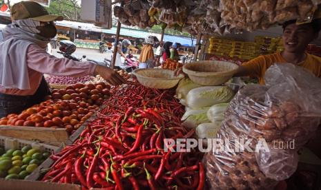 Pedagang sayur melayani pembeli di Pasar Induk Rau, Serang, Banten, Senin (27/9). Pengurangan dan penyederhanaan kebijakan non-tarif perdagangan pangan dan pertanian merupakan opsi yang dapat membantu meningkatkan ketahanan pangan nasional dan juga mengurangi kemiskinan, berdasarkan sebuah penelitian. 