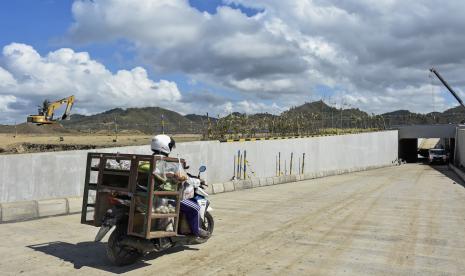 Pedagang sayur mengendari motor melintasi tunnel atau terowongan di bawah Sirkuit Mandalika, Kawasan Strategis Pariwisata Nasional (KSPN) Mandalika, Kecamatan Pujut, Praya, Lombok Tengah, NTB (ilustrasi). Omzet pedagang nasi dan kopi di sekitar Sirkuit Mandalika meningkat, makin naik saat ajang balap World Superbike (WSBK) digelar.