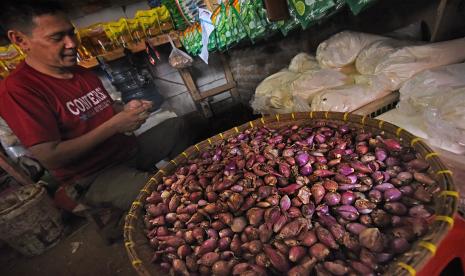 Pedagang sayur menyortir bawang merah di Pasar Induk Rau, di Serang, Banten. Kementerian Perdagangan menyampaikan, terdapat dua komoditas yang mulai mengalami kenaikan harga yakni gula dan bawang.