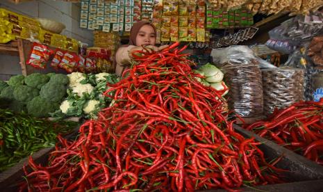 Pedagang sayur menyortir cabai merah yang harganya kembali melambung (ilustrasi)