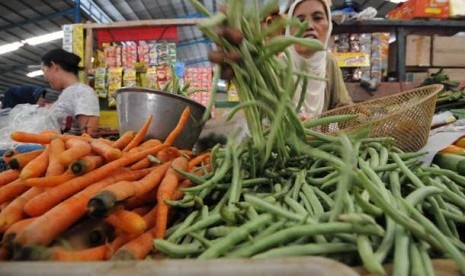 Pedagang sayuran di Pasar Jambul Baru, Cawang, Jakarta.