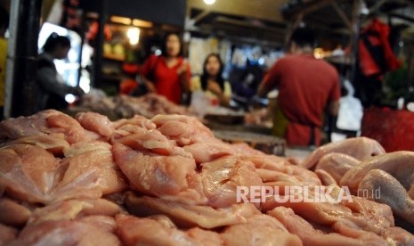 Pedagang sedang melanyani pembelian ayam potong di pasar tradisional. ilustrasi