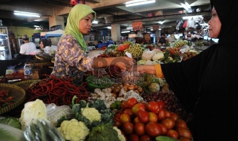 Pedagang sedang melayani pembeli di pasar tradisional di Jakarta.